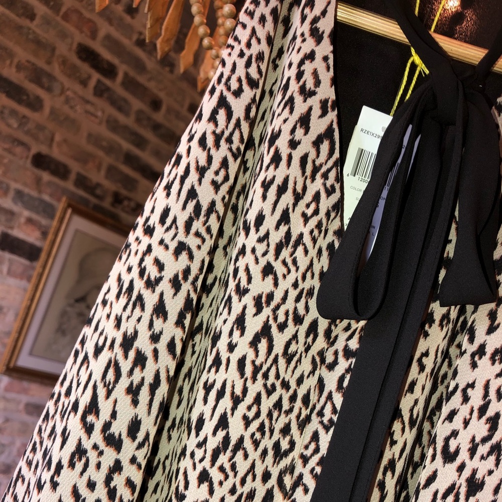 BCBG 🐆 print top cute tie neck detail!